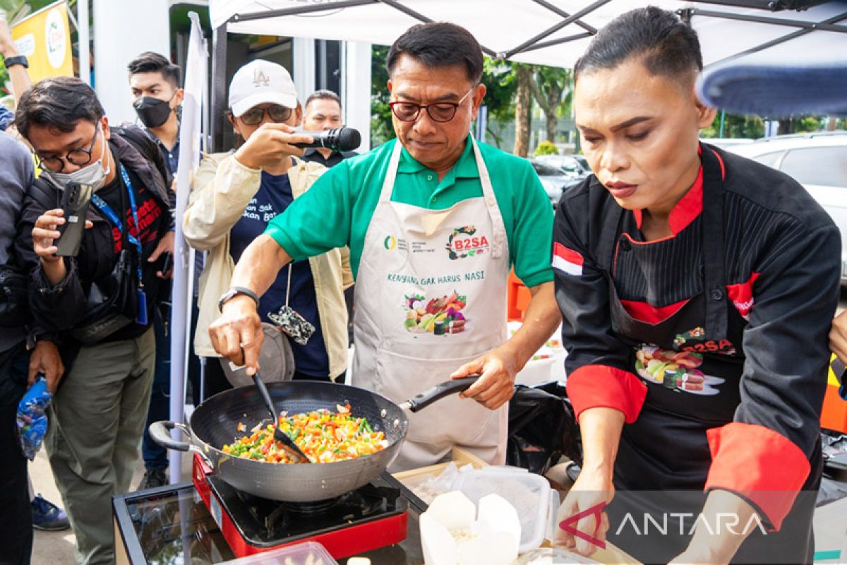 Moeldoko sosialisasikan sorgum pada hari bebas kendaraan