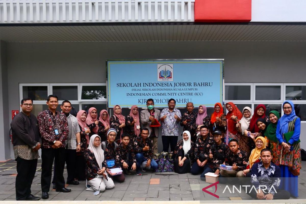 Pelajar Indonesia pamerkan robot "IoT" pada murid di Malaysia