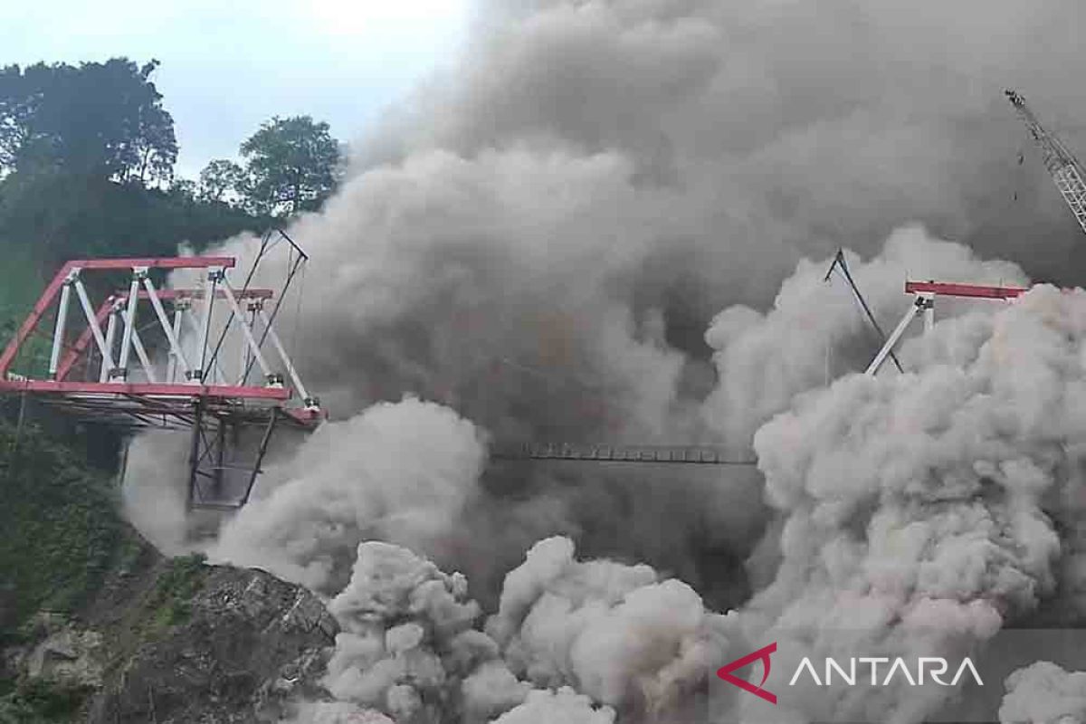 PLN benahi jaringan listrik yang terdampak erupsi Gunung Semeru