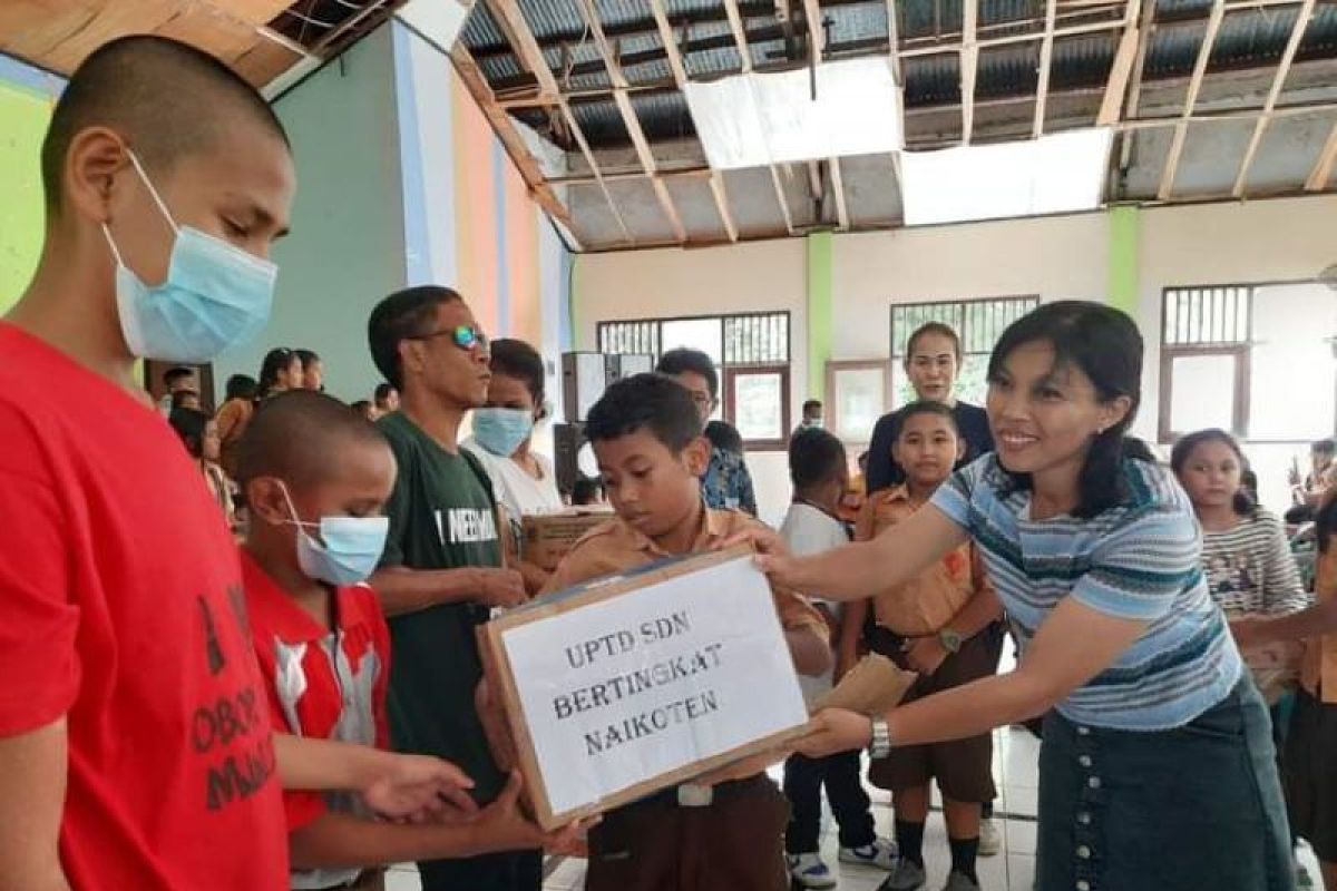 Para siswa SDN Bertingkat Naikoten anjangsana ke panti asuhan