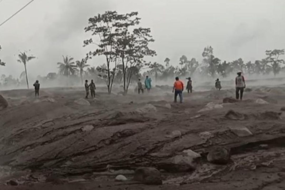 Gubernur Khofifah pastikan jalur evakuasi erupsi Gunung Semeru telah disiapkan