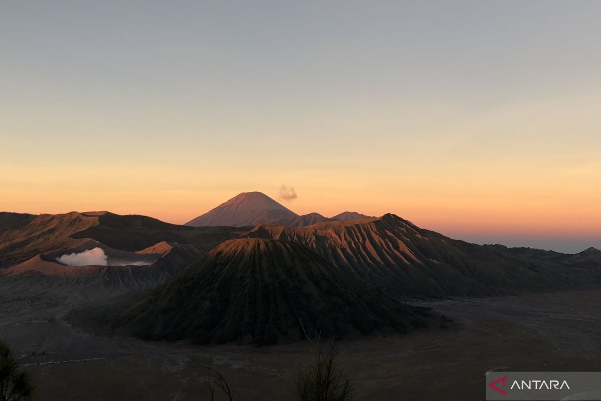 Wisata Gunung Bromo tidak terdampak erupsi Gunung Semeru