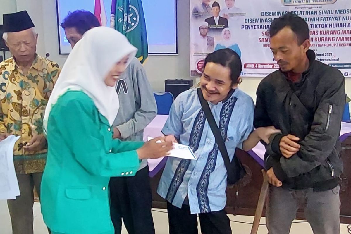 Fatayat NU Tulungagung beri bantuan disabilitas dan guru ngaji