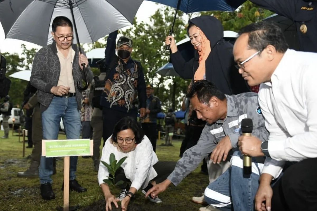 Bangun jalan dan kantor pemerintah pakai Tailing Freeport