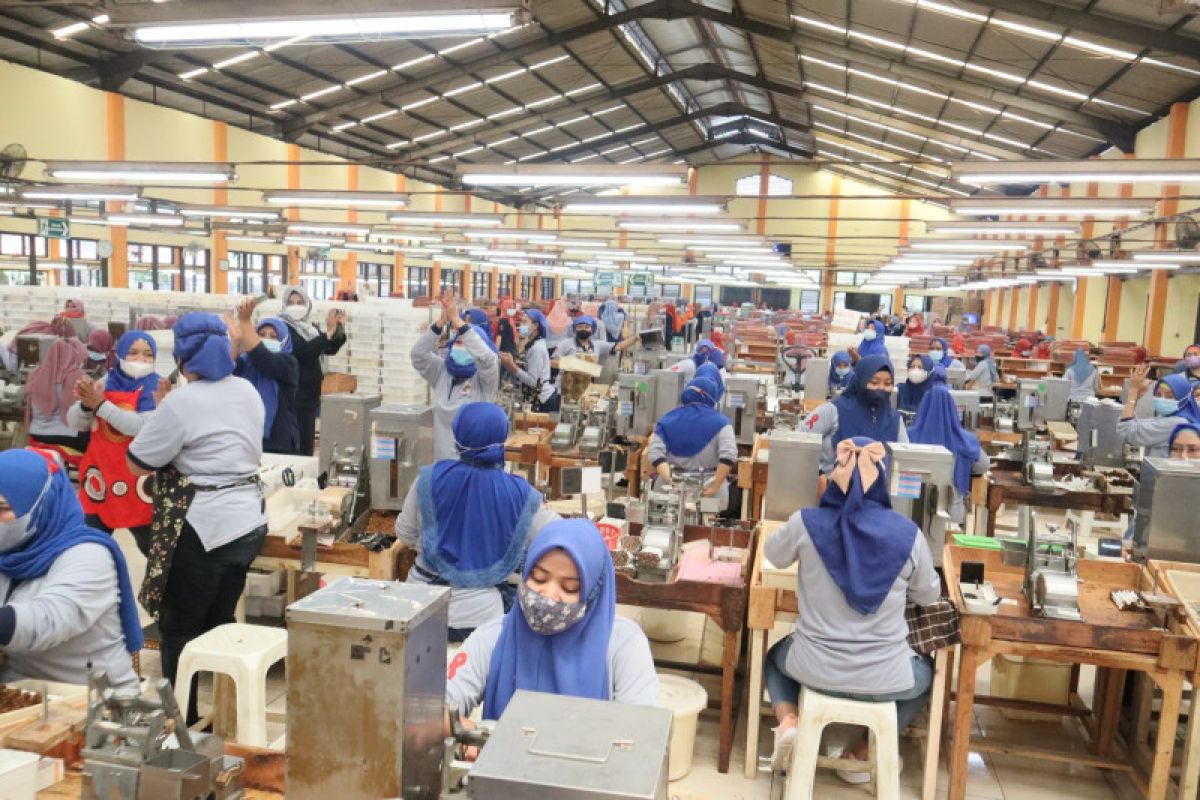 3.355 karyawan pabrik rokok di Mojokerto terima bansos DBHCHT