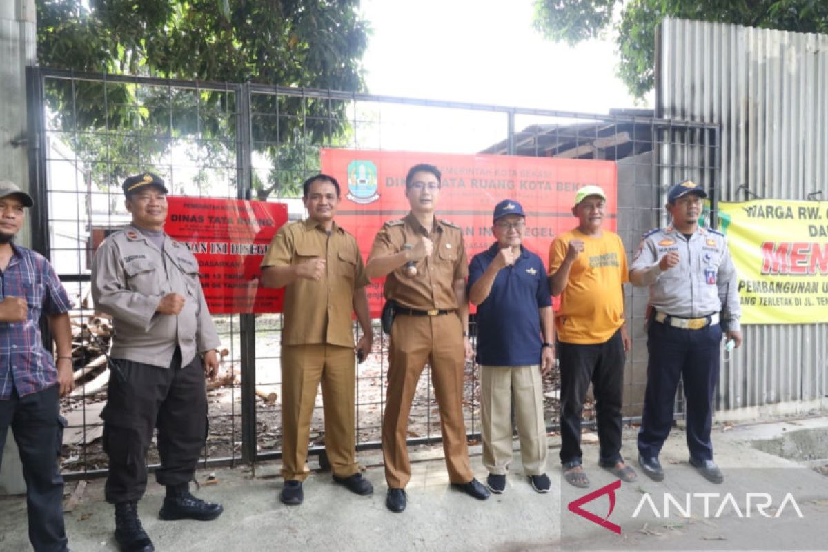 Pemkot Bekasi menyegel bangunan liar penampung limbah