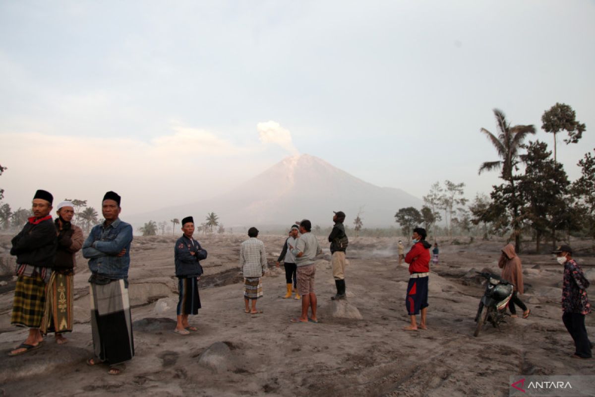 PVMBG: Abu vulkanik bikin jalan licin saat terkena hujan