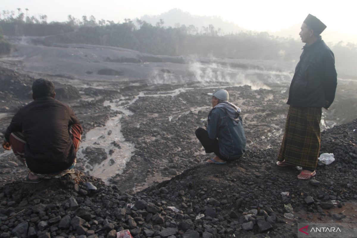 PVMBG ingatkan warga aga mewaspadai bahaya lahar di Gunung Semeru