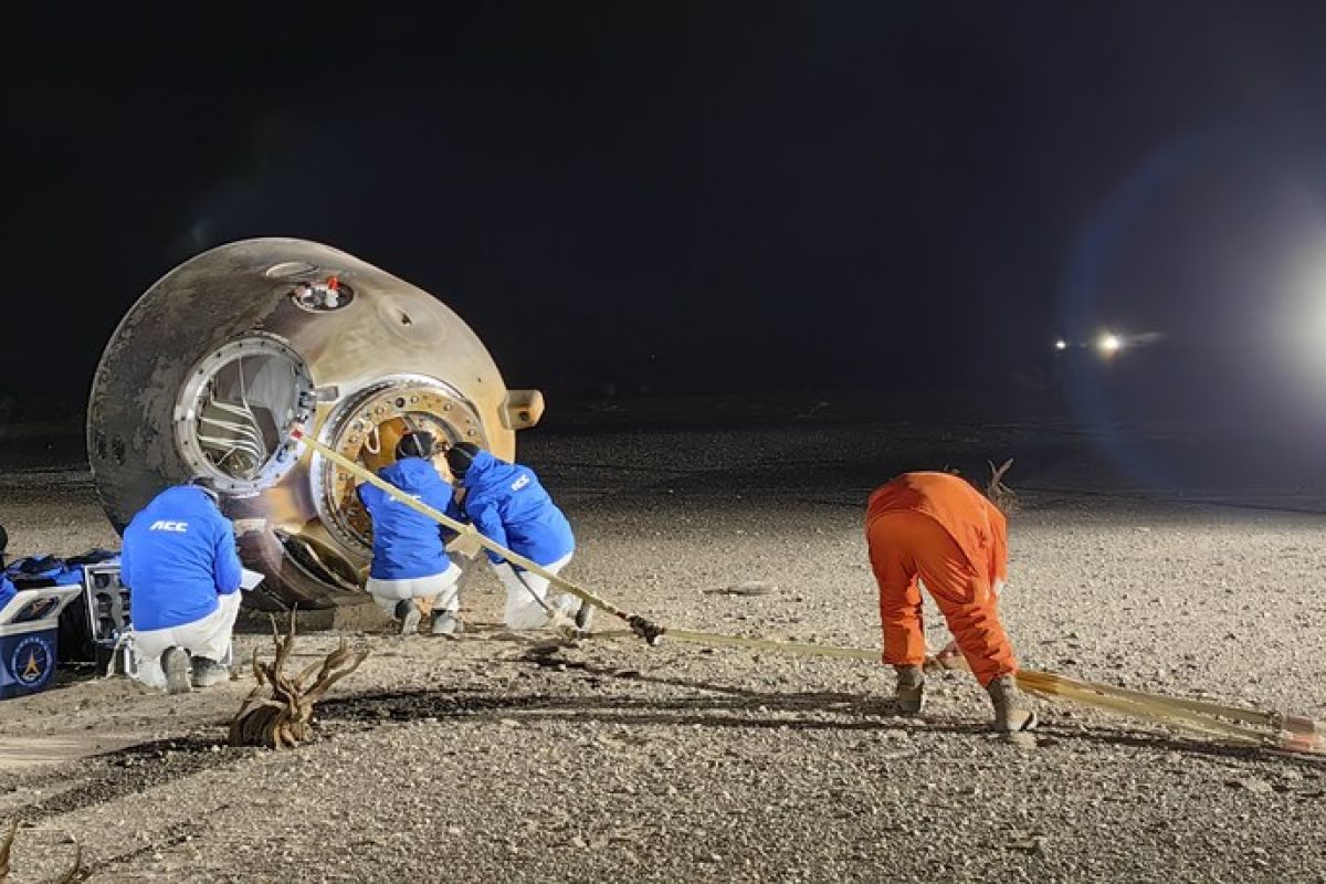 Kapsul Shenzhou-14 mendarat pulang dengan selamat di China