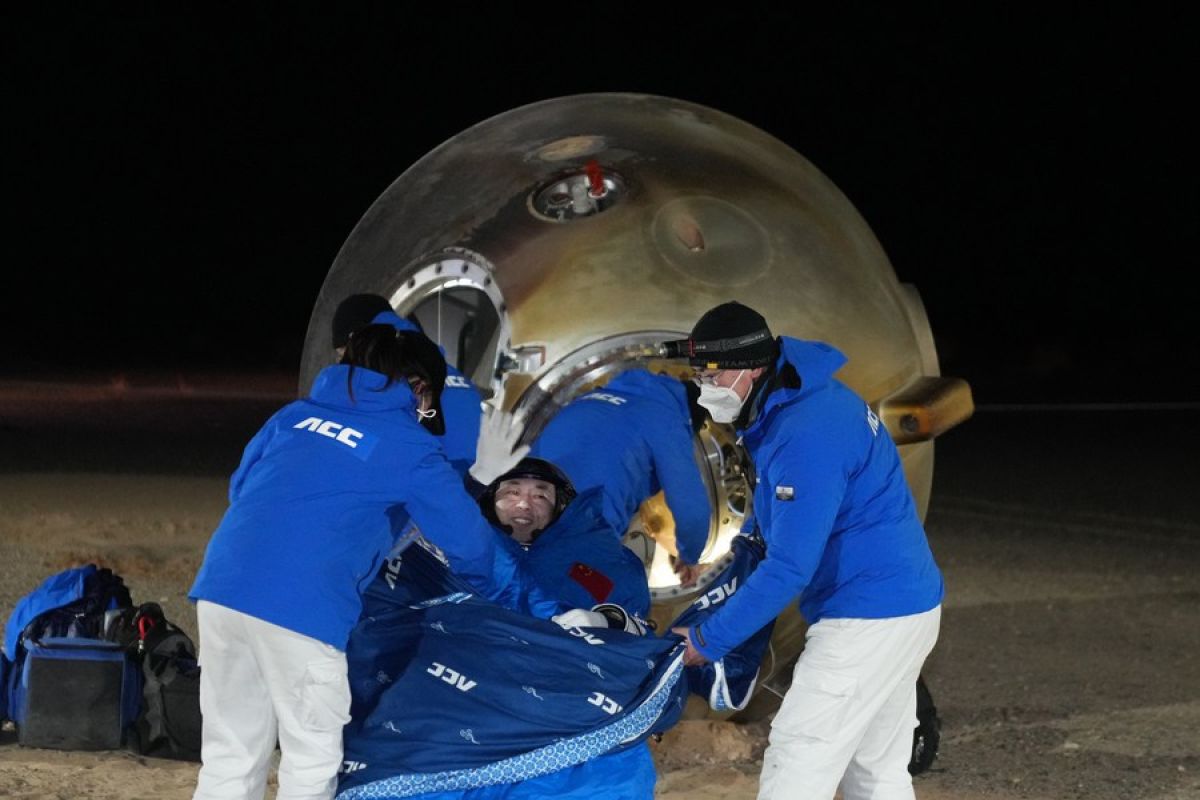 Tiga astronaut Shenzhou-14 China mendarat di Bumi dengan selamat