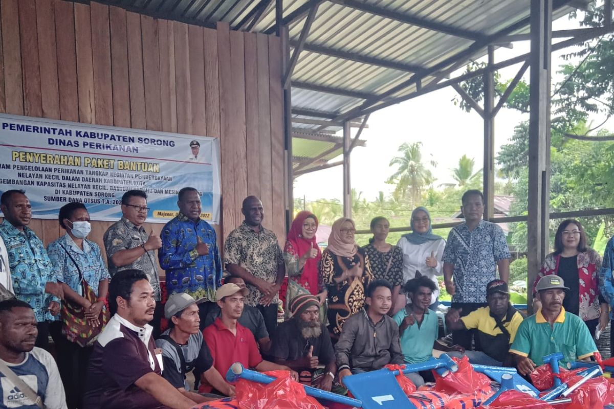 Pemerintah Sorong salurkan alat tangkap untuk sembilan kelompok nelayan