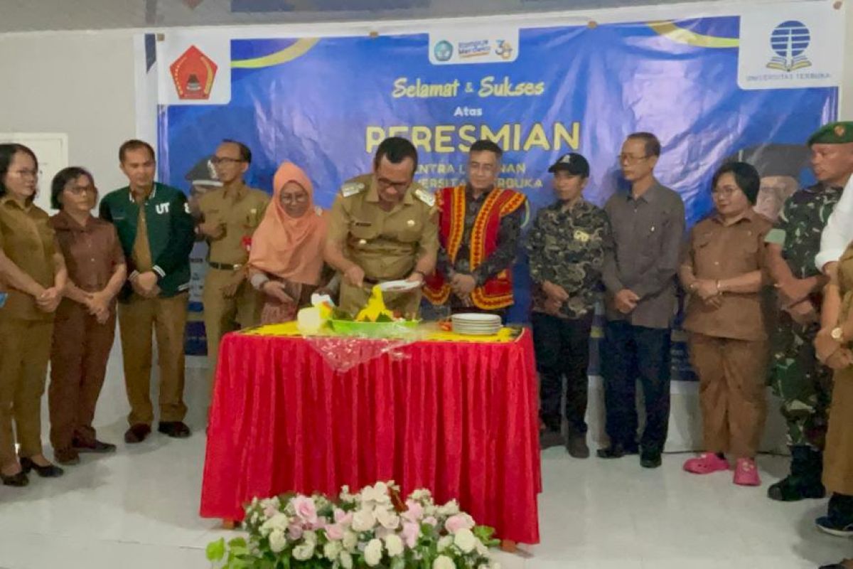 Wakil Rektor IV UT dan Wabup Nias Barat resmikan Gedung Sentral Layanan UT