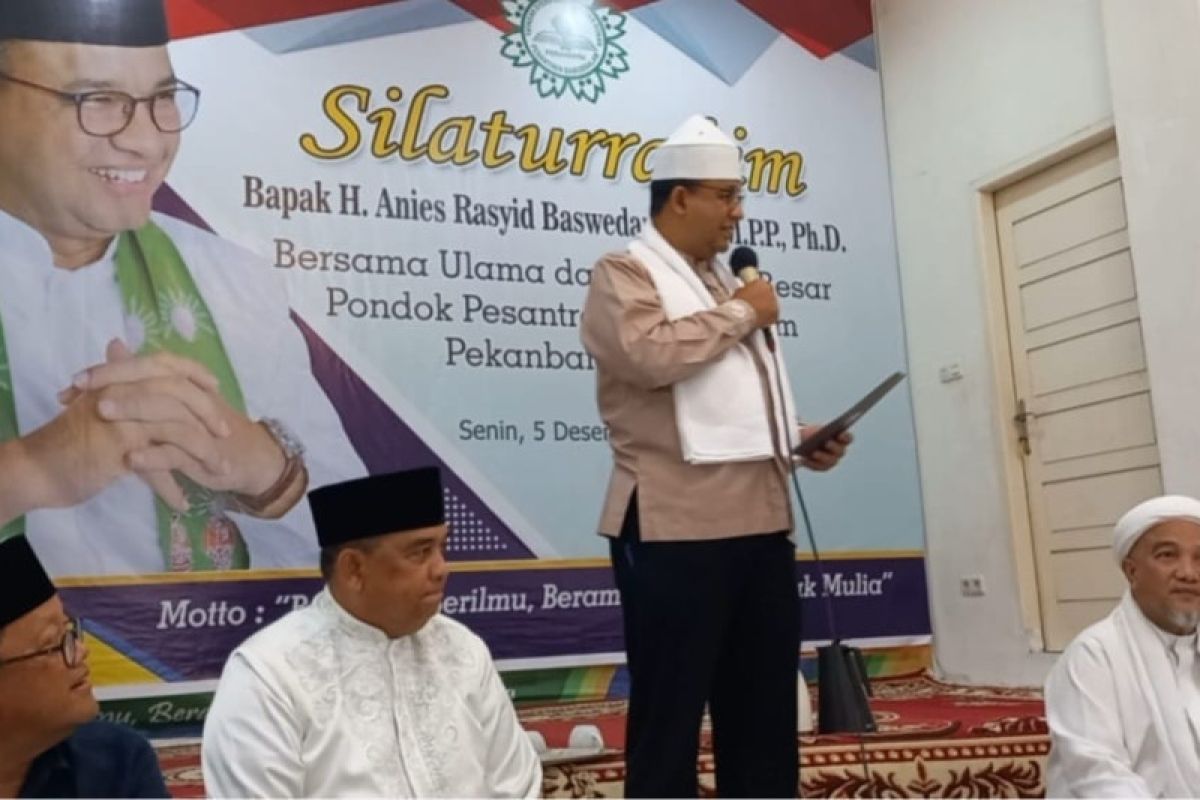Anies terharu disambut alunan sholawat di Pesatren Babussalam Pekanbaru