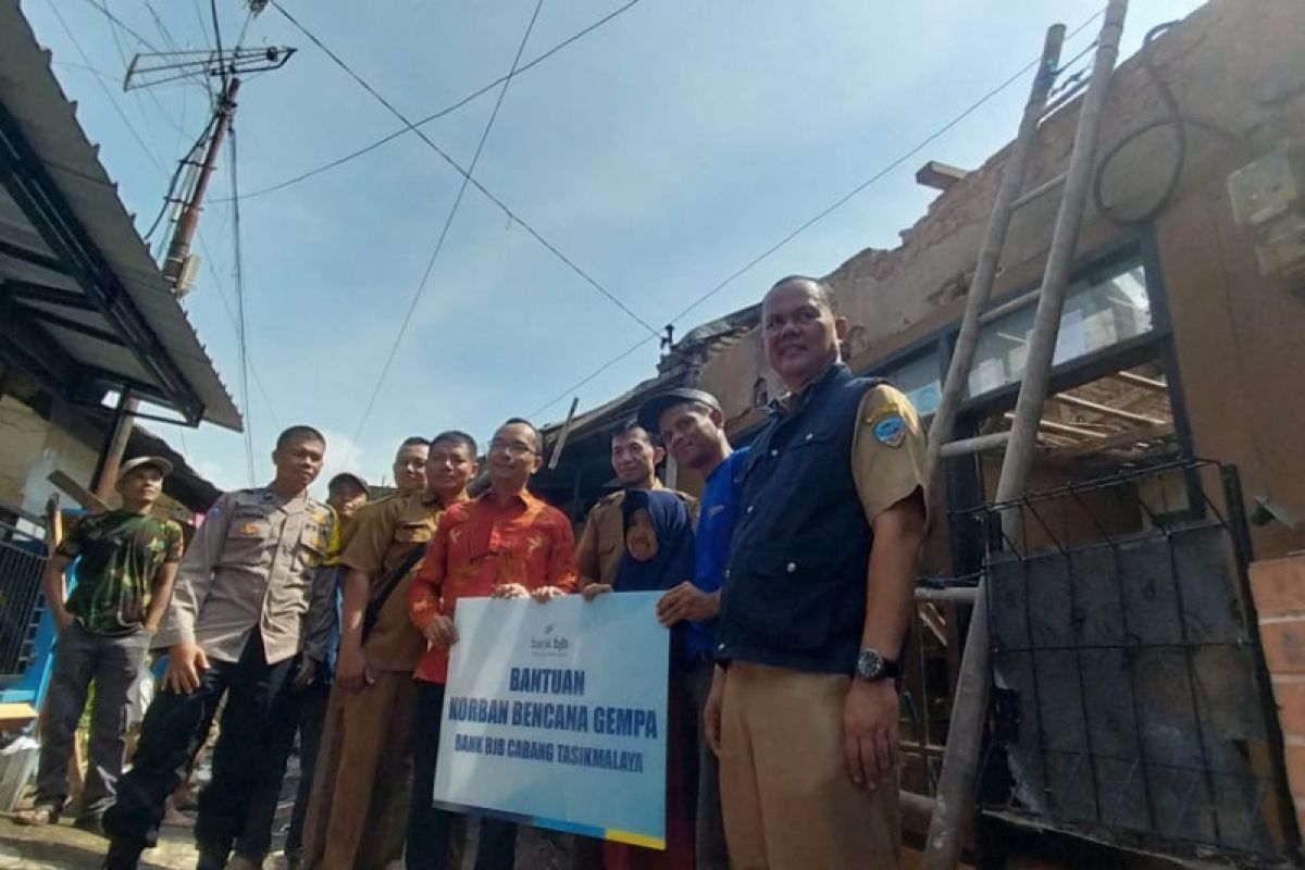 Rumah lansia di Tasikmalaya yang rusak akibat gempa Garut diperbaiki