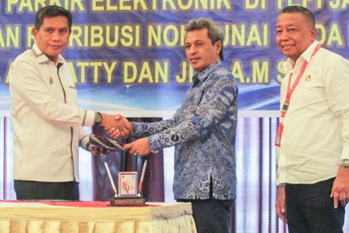 Pemkot Ambon - Bank Maluku kerja sama pengelolaan parkir elektronik, begini penjelasannya