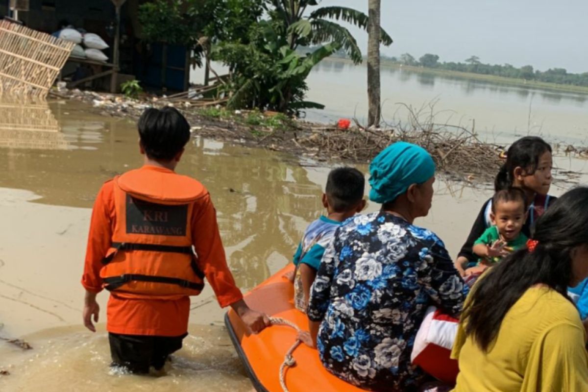 BPBD Karawang prioritaskan evakuasi korban banjir balita dan lansia