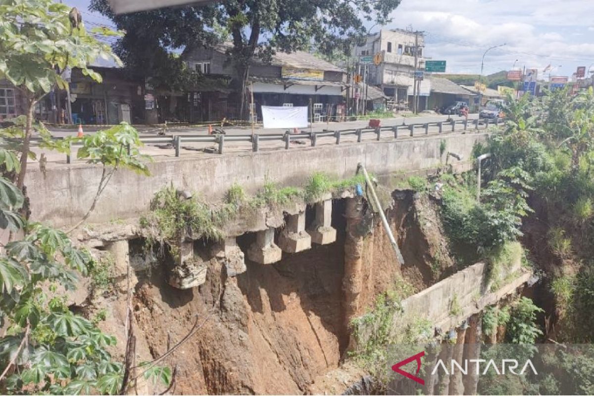 Perbaikan Jembatan Cikereteg tergerus longsor di Jalan Raya Bogor-Sukabumi tunggu proses lelang