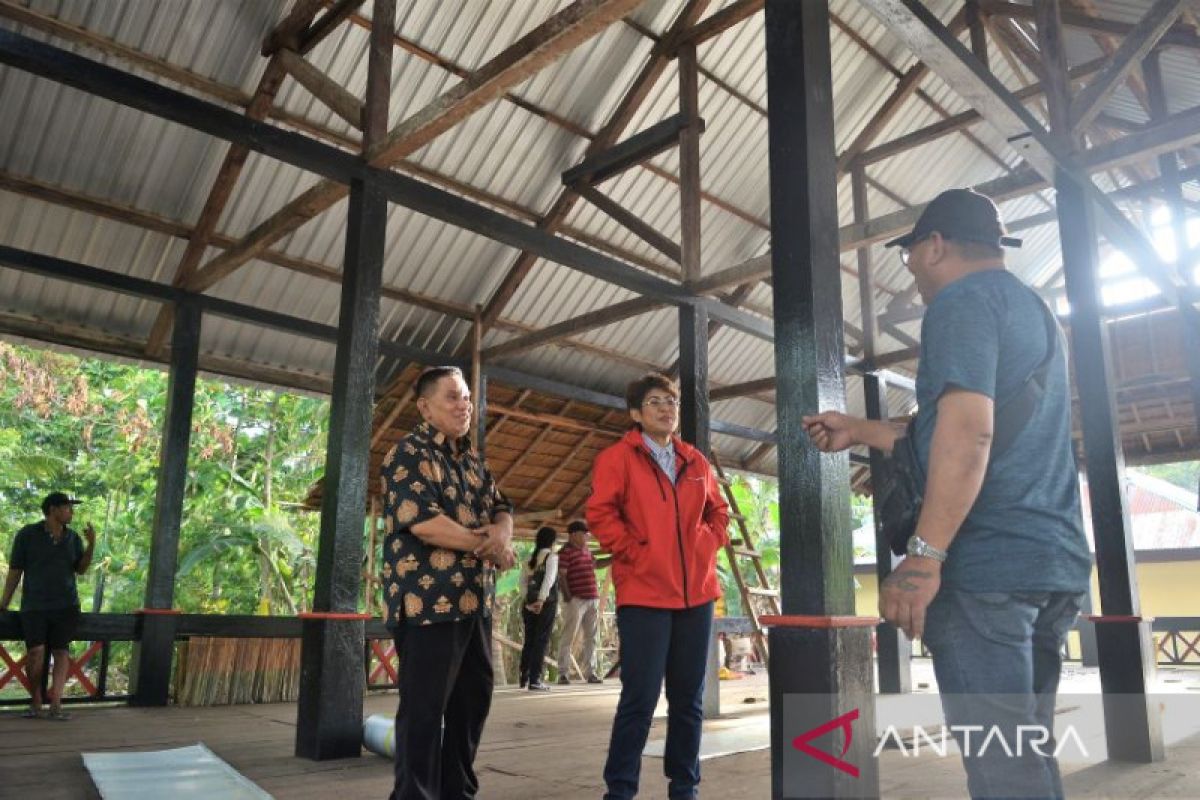 Anggota DPR Bantu renovasi Baileo Negeri Latuhalat