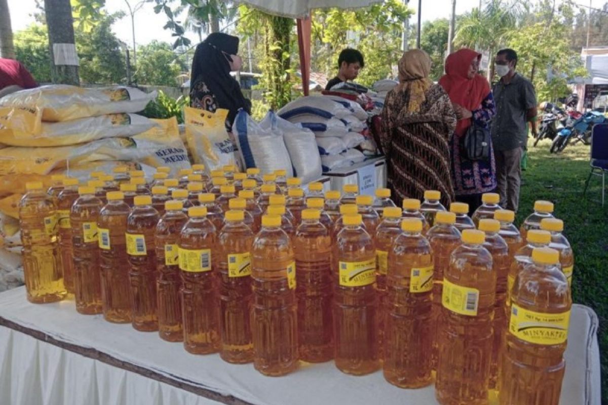 Dinas Perdagangan dan Transmigrasi Pessel gelar pasar murah, upaya kendalikan inflasi