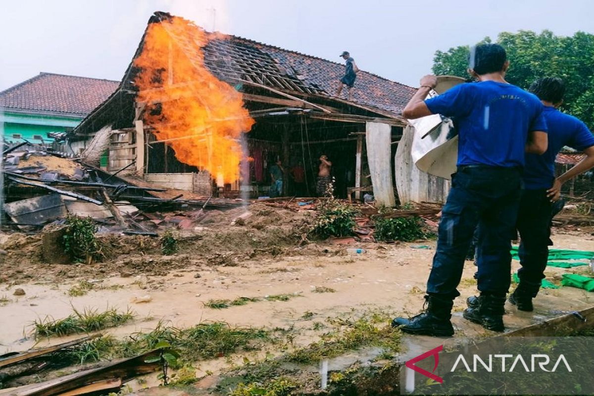 BPBD Sampang terjunkan tim gabungan ke lokasi sumur keluarkan api