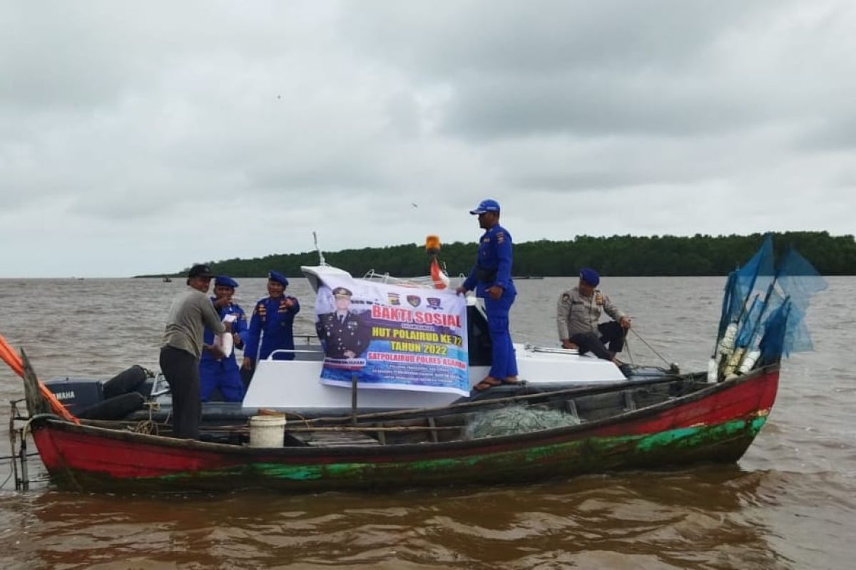 Polres  Asahan bagikan bantuan sembako kepada nelayan