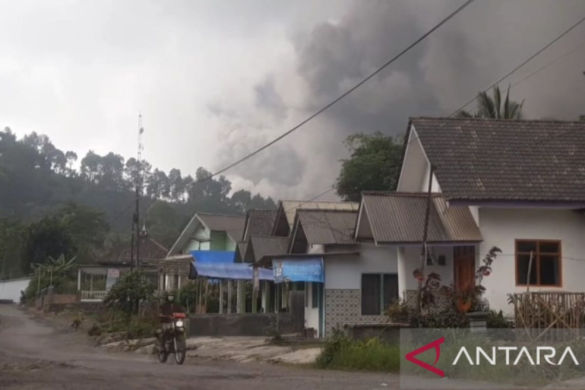 Bantuan logistik ke warga terdampak Semeru terkendala akses ke Pronojiwo