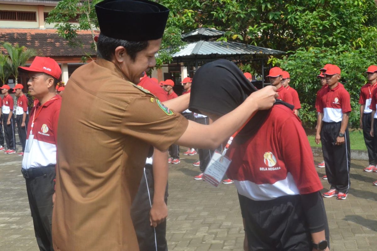 Kesbangpol Linmas latih remaja Trenggalek bela negara