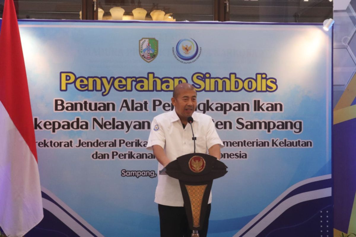 Genjot Kesejahteraan Nelayan Mandangin, KKP Salurkan Bantuan Alat Penangkapan Ikan