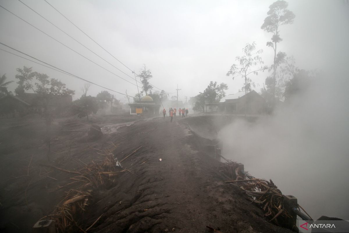 Kemarin, Gunung Semeru luncurkan awan panas hingga sumur bor air tanah