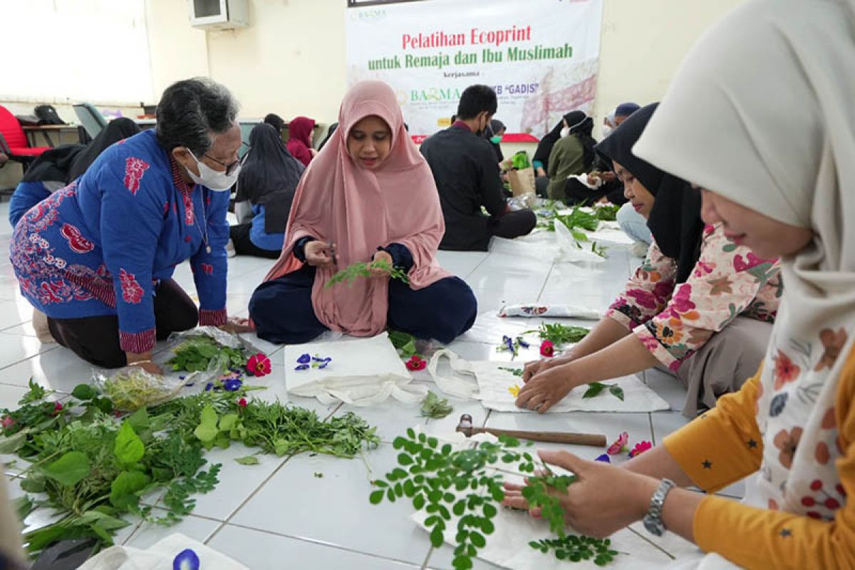 Bazma Cilacap berikan pelatihan pembuatan "ecoprint" bagi warga sekitar