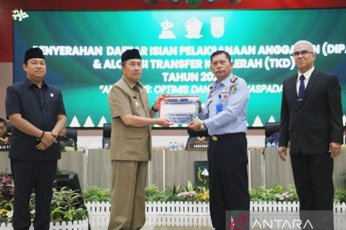 Kepala Kanwil Kemenkumham Riau terima Daftar Isian Pelaksanaan Anggaran (DIPA) Tahun 2023 dari Gubernur Riau