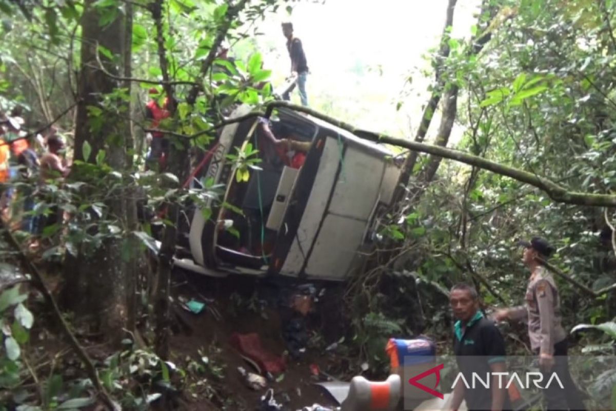 Kecelakaan bus, Polda Jatim turunkan Tim TAA untuk olah TKP  di Magetan