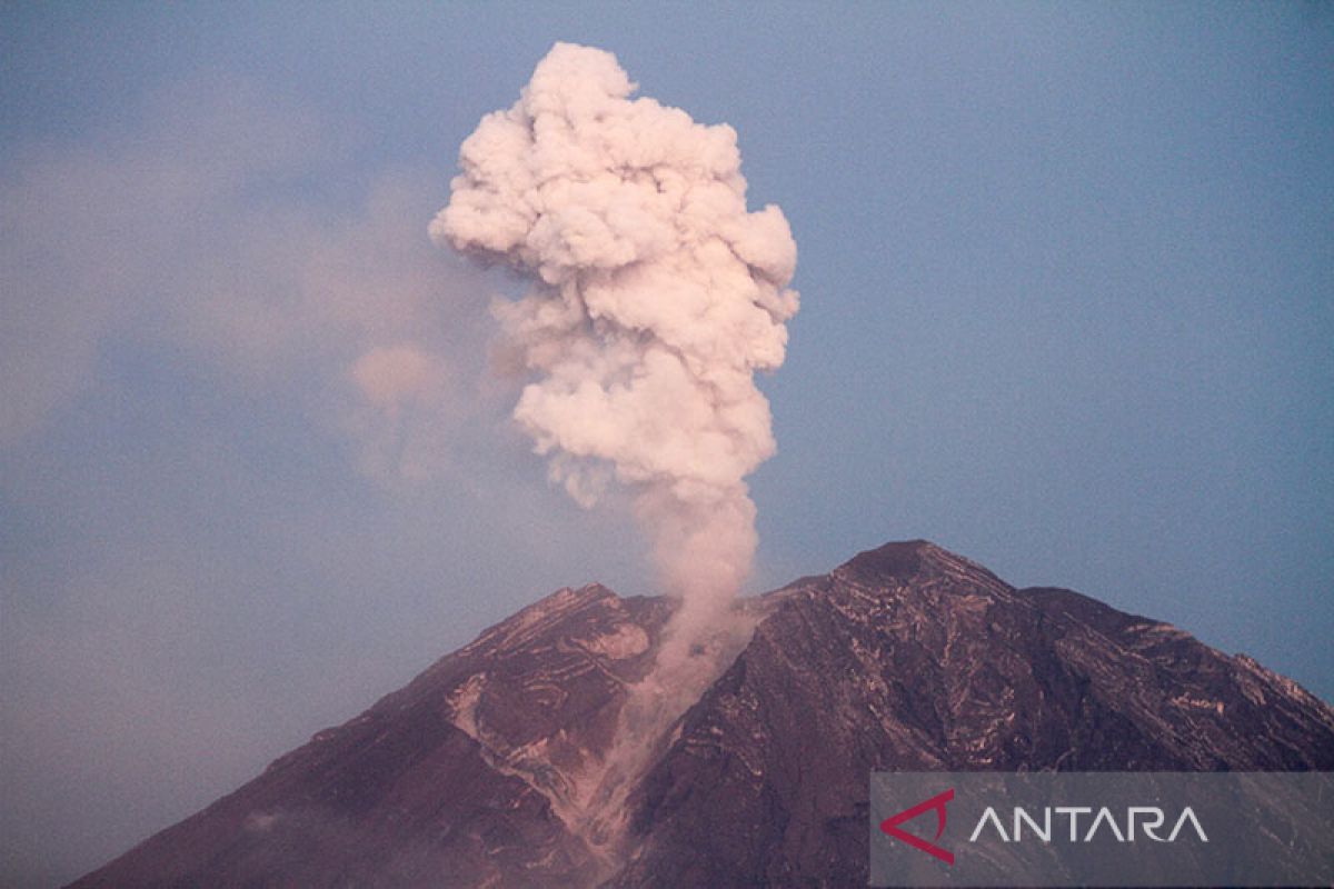 Gunung Semeru masih luncurkan awan panas guguran hingga Senin pagi