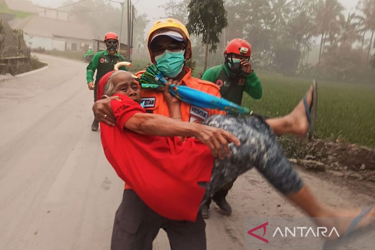 Humaniora kemarin, pengungsi erupsi Semeru hingga Natal di SUGBK