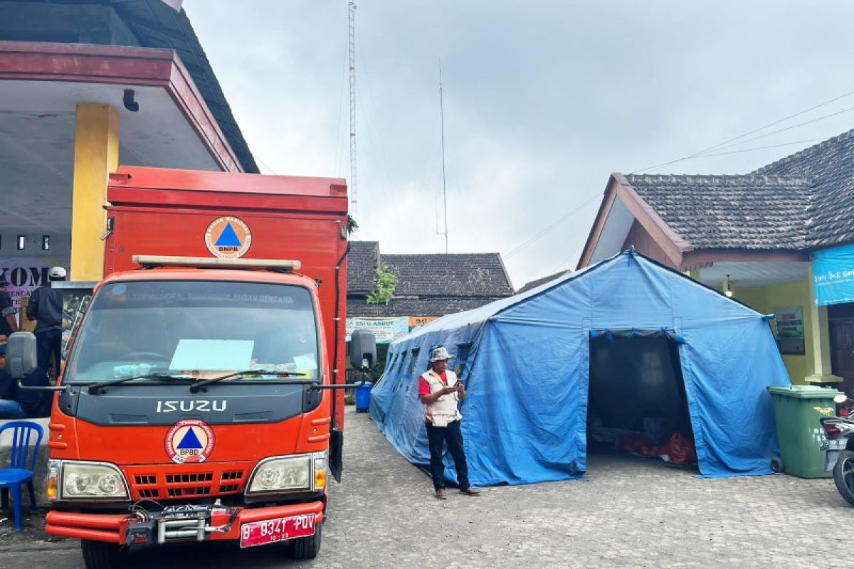 Pemkab Lumajang dirikan posko darurat Semeru di Balai Desa Penanggal