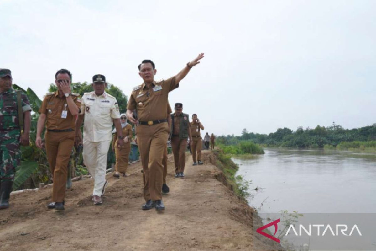 Bupati Bekasi tinjau tanggul Sungai Citarum yang dikabarkan merembes