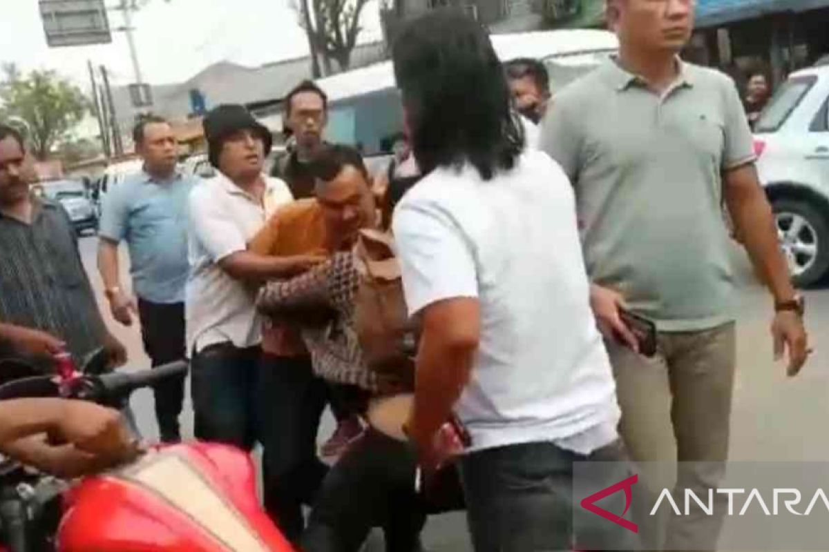 Kelompok penagih utang mengintimidasi wartawan Bekasi