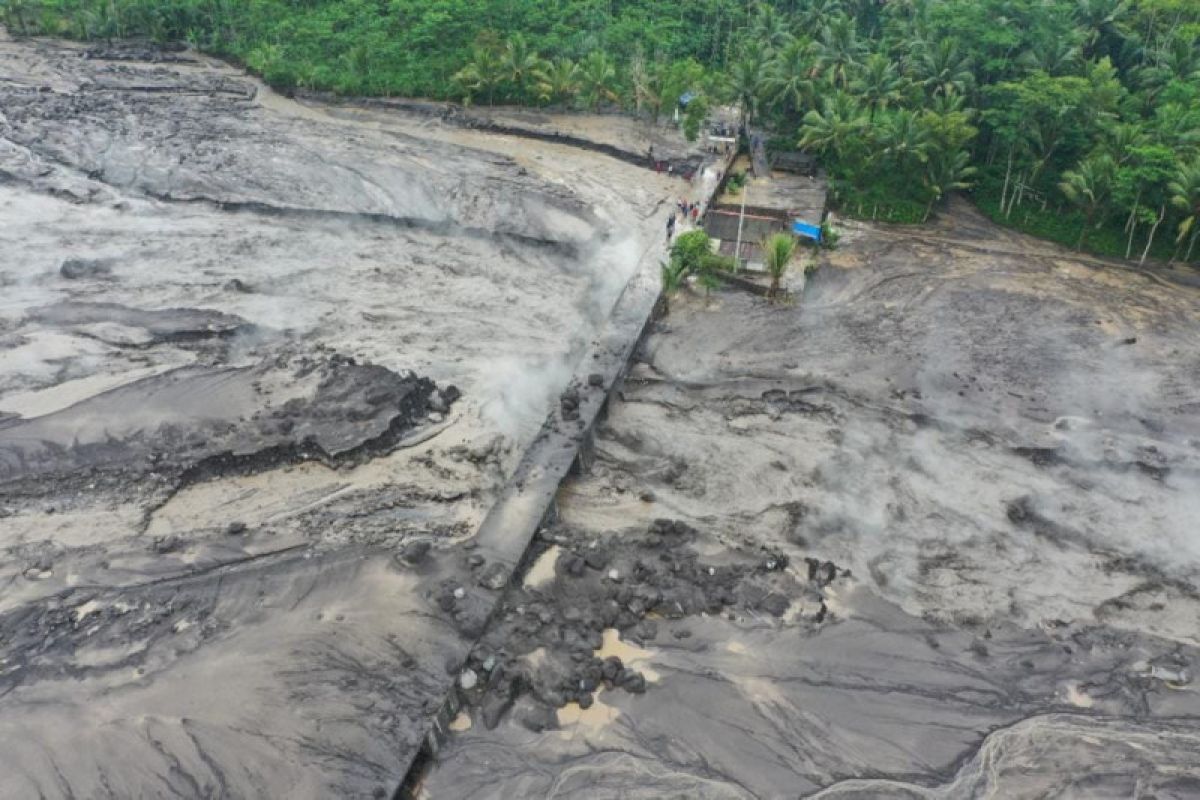 Warga Dusun Sumberlangsep Lumajang terisolasi akibat lahar dingin Semeru