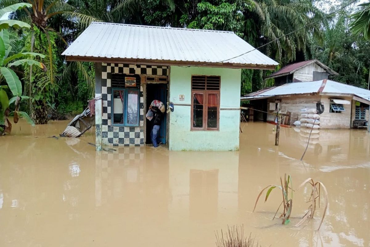 Banjir luapan sungai putus jalan antar kampung di Aceh Tamiang