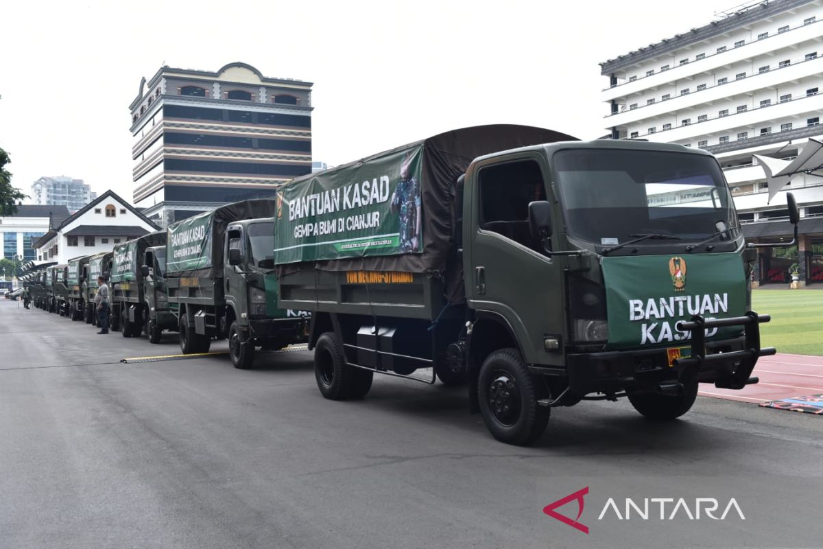 Kasad berangkatkan 10 truk Bansos untuk korban Cianjur