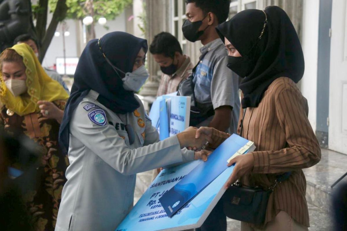 Wujud manifestasi negara, Jasa Raharja serahkan santunan korban kecelakaan bus di Magetan