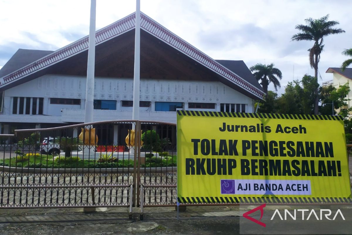 Tolak pengesahan RKUHP, ini yang dilakukan AJI Banda Aceh di gerbang DPRA