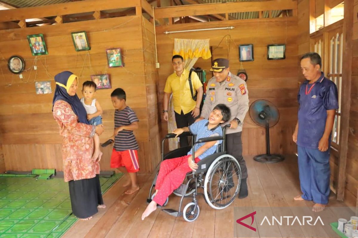 Peringati Hari Disabilitas Internasional, Kapolres Andi beri kursi roda untuk Rara