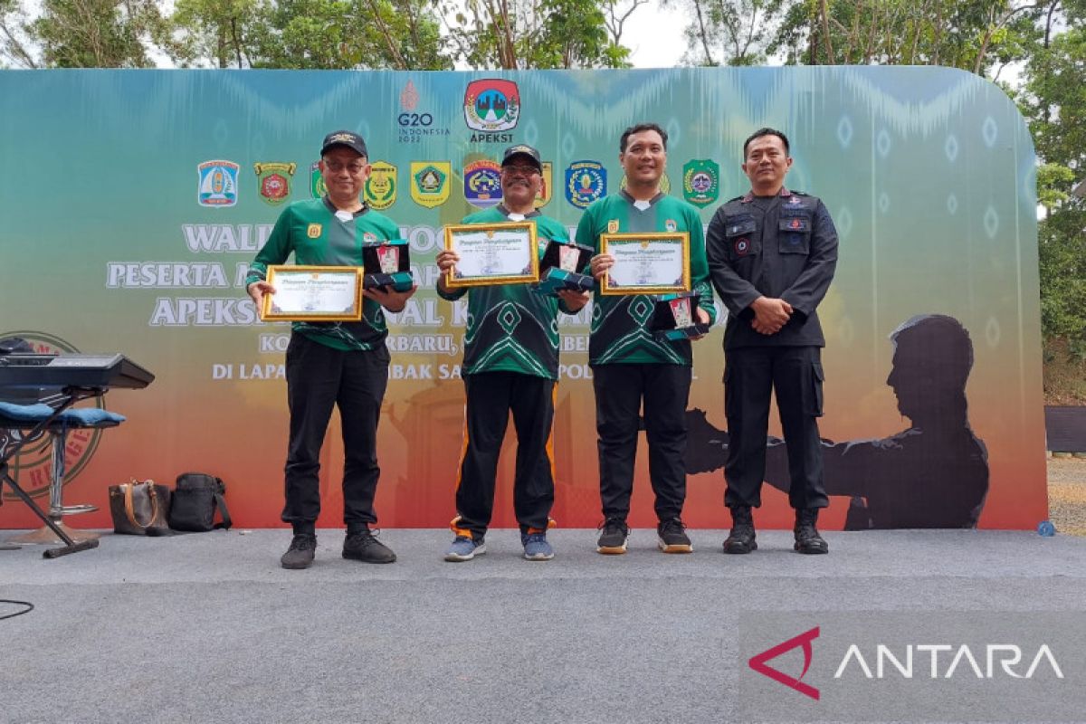 Wali Kota Aditya juara menembak di sela Muskomwil Apeksi Kalimantan