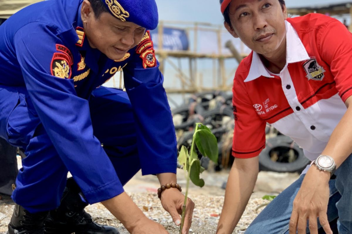 Komunitas Toyota Sienta tanam 1.000 pohon baka