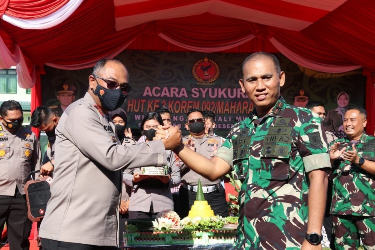 Wakapolda beri nasi tumpeng hari jadi ke-3 Korem 092/Maharajalila