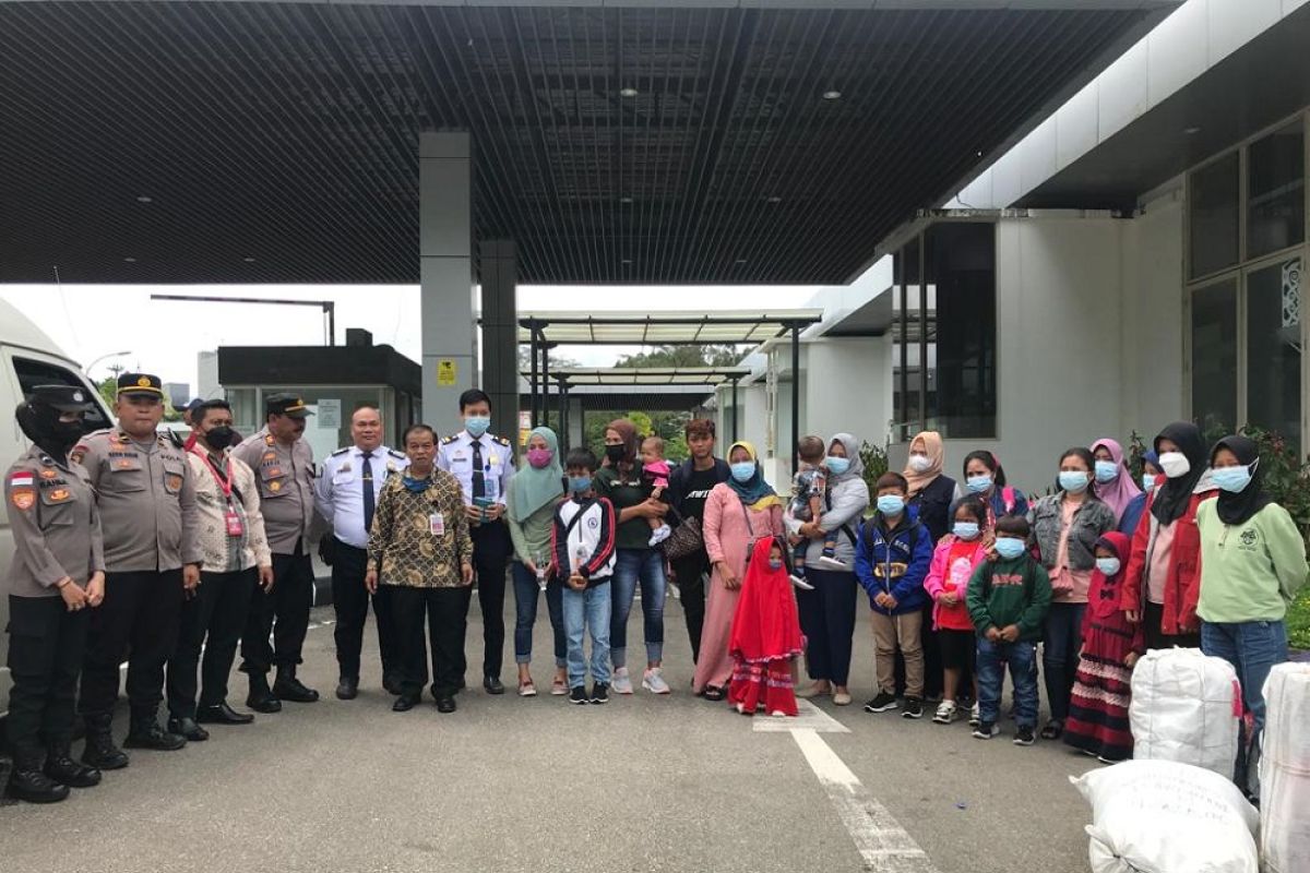 KJRI Kuching pulangkan anak  korban eksploitasi melalui PLBN Entikong