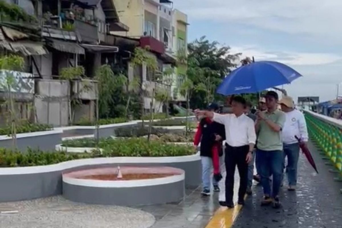 Waterfront di Pontianak dilengkapi dengan patung berpakaian adat Melayu