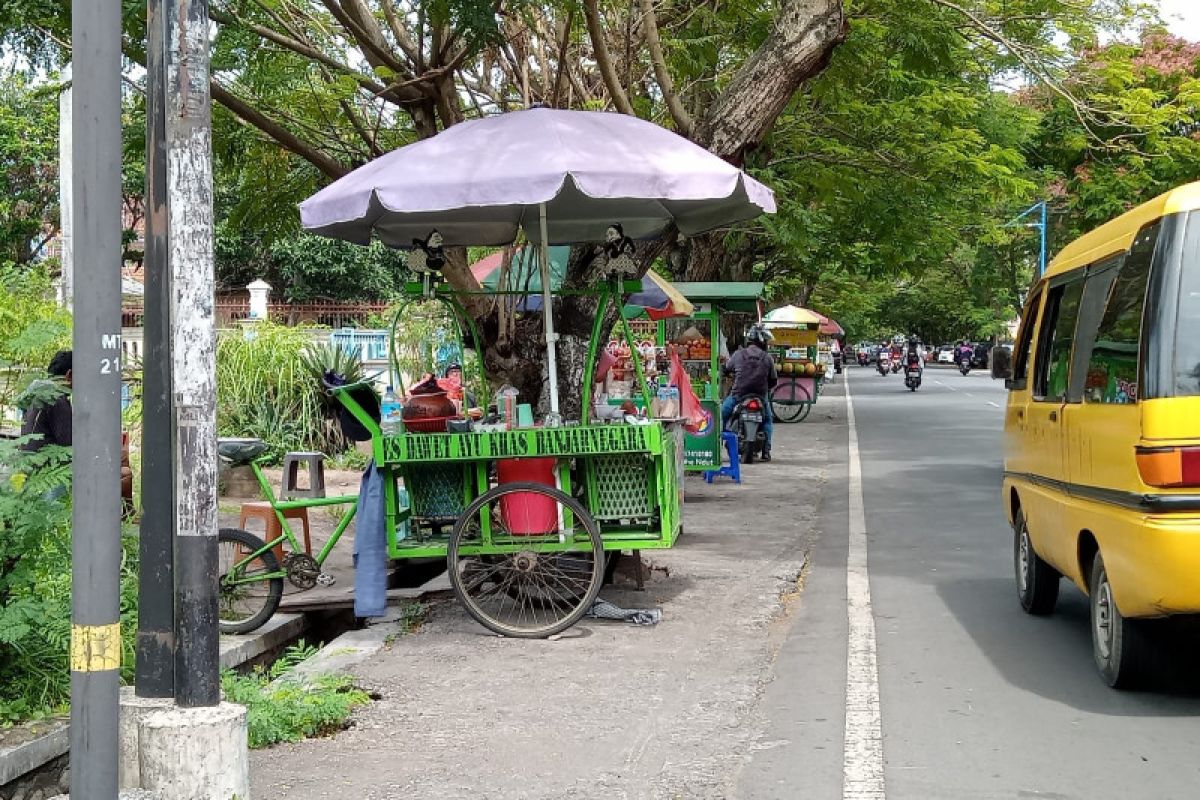Pemkot Mataram minta aparat kelurahan awasi PKL gunakan trotoar