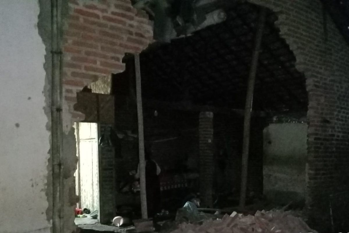 Pusdalops BPBD Jember sebut satu rumah rusak akibat gempa